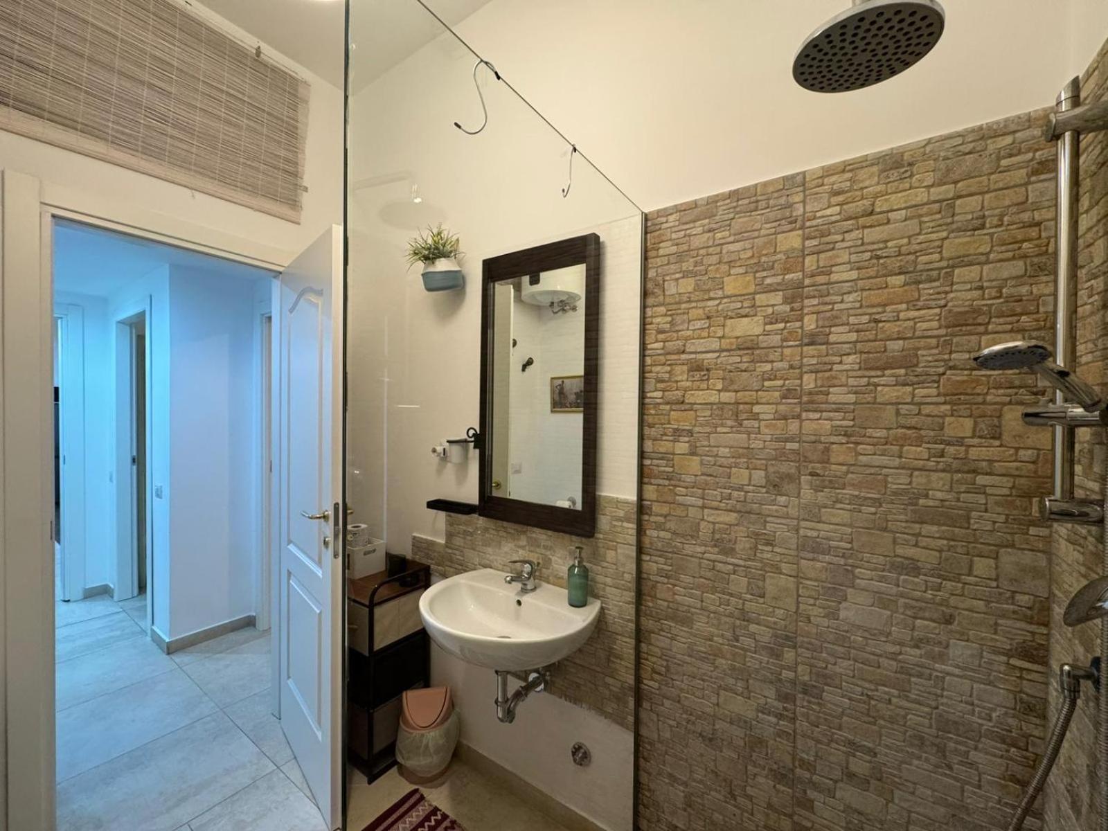 Warm Hideaway In Vibrant Tuscolano * Rom