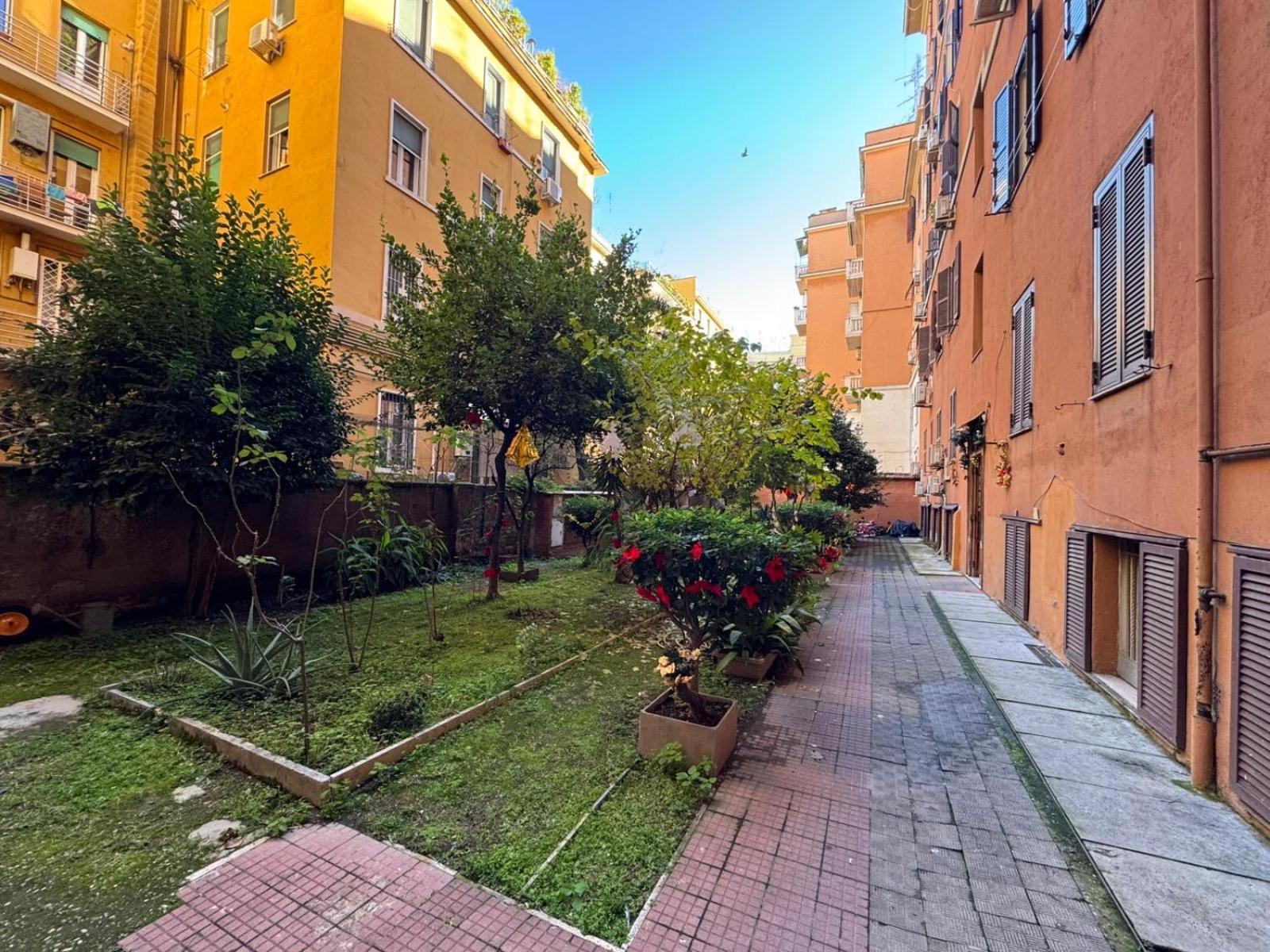 Warm Hideaway In Vibrant Tuscolano *