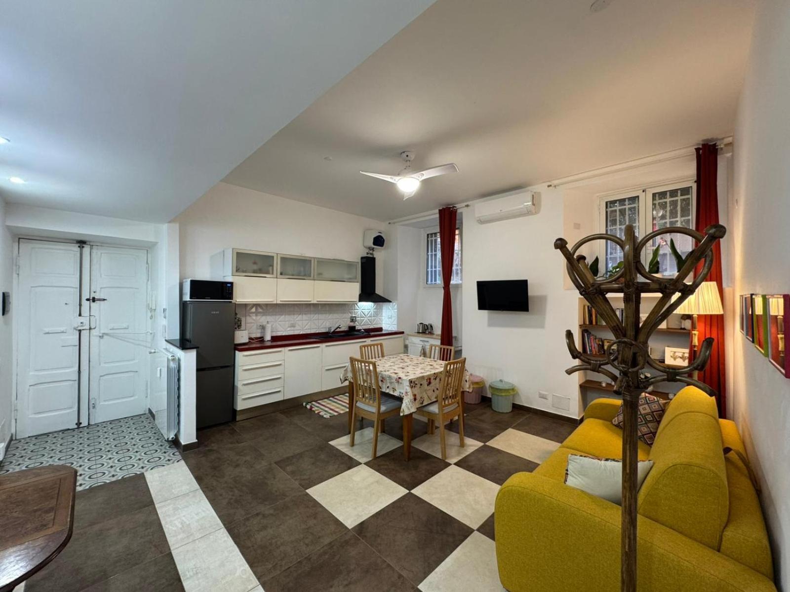 Warm Hideaway In Vibrant Tuscolano Apartment *